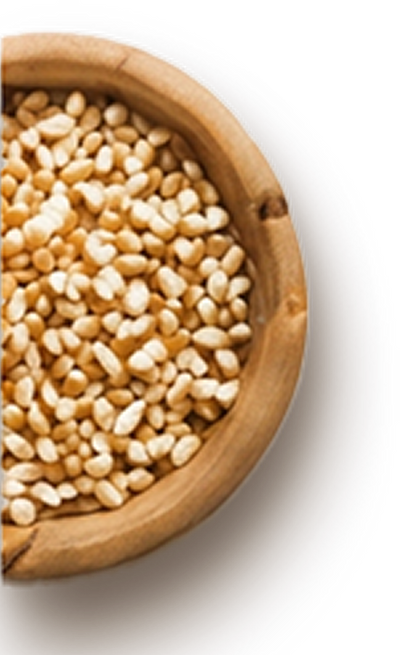 A wooden bowl filled with small, light-colored popcorn kernels sits against a dark background. The bowls natural texture contrasts with the smooth surface of the kernels, creating an inviting and rustic appearance.